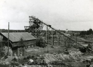 Vanha rikastamo puurakenteineen – rakennustyö käynnissä