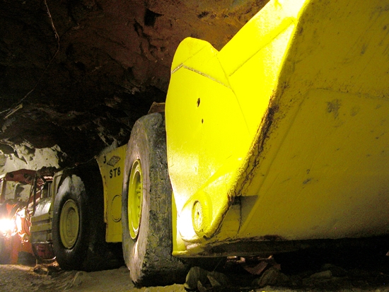 Lastauskone ja taustalla porausjumbo museotunnelissa.