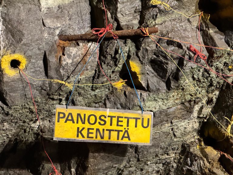 Varoituskyltti Panostettu kenttä