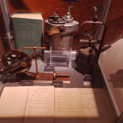 Vanhoja kaivosvälineitä vitriinissä